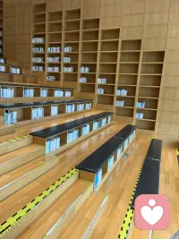 簡述知覺的基本特征。(二級)
①知覺的選擇性:人在知覺過程中把知覺對象從背景中區分出來優先加以清晰地反映的特性就叫知覺的選擇性。
②知覺的整體性:人在知覺時，并不把知覺對象感知為個別孤立的部分分，而總是把它知覺為統一的整體。(優先>
③知覺的理解性:個體根據以往的知識經驗理解知覺對象，并用詞把它千人千面標示出來。
④知覺的恒常性:指知覺的條件在一定范圍內改變時，知覺的映像仍然
保持相對不變的特性。 條件改變映像不變.