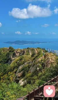 強迫癥的病因有哪些？
(1)遺傳因素:強迫癥與遺傳的關系密切，具有明顯的家族聚集現象。強迫癥患者的父母、同胞、子女具有較高的患病率，是普通人群的4倍；同卵雙胞胎的同時患病的幾率高達65%~85%，而異卵雙胞胎則為15%~45%。
(2)神經生物學基礎:強迫癥患者有特定的神經解剖學基礎，其眶額皮質-紋狀體-丘腦環路發生病變，表現出強迫性思維。此外，強迫癥的發生還與5-羥色胺(-HT)、多巴胺(DA)和谷氨酸這三種神經遞質的功能異常有關。