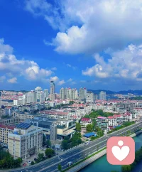 心理咨詢的基本原則
答：(1)保密原則，保密原則是心理咨詢工作中最為重要的原則，它要求心理咨詢師要尊重和盡可能地保護來訪者的隱私。需要明確地甚至反復地說明和解釋，使之確信你是會替他保守秘密的。
(2)助人自助原則，咨詢師應該及時發現來訪者自身積極的心理因素，使他們看到自身的潛能，從而調動和激發他們自己解決問題的信心和動力，最大限度地發擇他們的自助能力。
(3)價值觀中立原則，要求心理咨詢師盡量不干預來訪者的價值觀。是指在心理咨詢過程中，心理咨詢師要尊重來訪者的價值觀，不要輕易地以自己的價值準則，對來訪者的行為進行武斷、任意的價值判斷，并且迫使來訪者接受自己的觀點和態度。當來訪者的價值觀