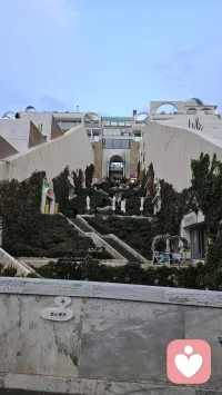 不必为任何人否定你自己，你超正。配图