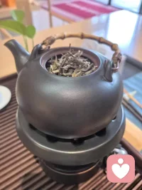 很多时候，一些成功者之所以成功，并不是因为他们的条件比别人更优越，只不过是他们没有被自己打倒罢了配图