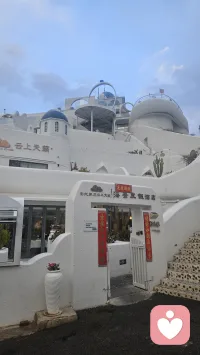 心理学 | 奶嘴效应 | 适当娱乐保持人间清醒
奶嘴效应无处不在那些满足虚荣心的高仿品。“名牌”是虚荣心最大的载体，也成为了服饰的核心所在。为了投其所好，各类服装生产商花尽心思，尽其所能地满足顾客的奶嘴需求。
 
买到这些所谓高仿品的顾客，自然轻松达到”别人有的我也有”的终极目的。殊不知，服装掩饰下的气质，却将含着奶嘴的虚伪无力，暴露无遗。
 
奶嘴效应启示
1）有清晰认知
奶嘴属于短时的虚拟快感，来得快去得也快，除了娱乐消遣，并不能带来什么实质性回报。
2） 适当娱乐
可以把娱乐当作为生活增添乐趣的小方式，控制好时间尺度，而不是被沉迷其中任其牵着鼻子走。
3） 制定目标
给自己定一个有一定挑战性、可实现、回报可观的目标，激励自己为之努力
