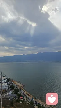 ｜秩序敏感
有没有人跟我一样是 秩序怪
东西必须放在固定的位置
吃饭要按自己的顺序一口一口来
计划被突然打乱会浑身难受
 
别人碰了我的东西没放回原位会莫名烦躁。
走在路上必须踩格子或者避开地砖缝。
这就是秩序敏感。
 
不是强迫症也不是矫情。
只是我们的大脑对 确定性 有更高的需求。
熟悉的秩序能给我们满满的安全感。
 
一旦被打破就会陷入焦虑和混乱。
其实不用强迫自己改。
 
在不影响别人的前提下。
怎么舒服怎么来就好。