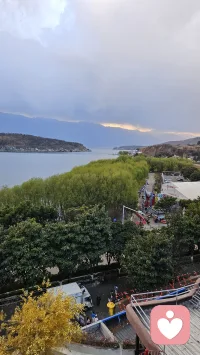 ｜破窗效应

你一定有过这种体验：墙上有个涂鸦没人擦，很快就会满墙都是地上有个垃圾没人捡，很快就会堆成小山窗户破了一块没人修，没过多久所有窗户都会被打碎
 
这就是破窗效应
 
环境里的小破洞一旦被放任就会诱使所有人跟着破坏，最后彻底失控
 
⚠️ 最可怕的是，
它也会发生在你自己身上：今天偷懒没学习，明天就会更不想学今天熬夜刷手机，明天就会继续熬到更晚第一次被人冒犯不反击，后面就会一直被欺负对自己放低一次底线，后面底线只会越来越低
 
💡 记住：小事上的放纵，就是给生活开了一道破窗
 
发现问题立刻解决，别等它烂成大洞第一次被越界就亮出底线，别惯着任何人别纵容自己的坏习惯，哪怕只是一次
 
今天的小知识你 get 了吗？
别让你的生活，被一扇破窗拖垮