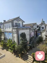 ｜酝酿效应
➡ 酝酿效应
你听说过“酝酿效应”吗？它是指当一个人反复探索一个问题而毫无结果时，把问题暂时搁置一段时间，可能会由于某种机遇一下子便找到解决办法的现象。这种效应在心理学中也被称为“灵感突发”或“顿悟效应”。
 
➡ 酝酿效应的原理
酝酿效应的核心在于潜意识的作用。当人们在有意识地思考问题时，大脑的显意识部分会积极寻找解决方案，但有时会陷入僵局。而当人们暂时放下问题时，潜意识会继续在后台工作，整合信息，寻找新的思路。这种效应基于心理学中的“双加工理论”，即大脑的显意识和潜意识同时工作，但潜意识往往能处理更复杂的信息。
 
➡ 酝酿效应的影响
在学习和工作中，酝酿效应可以帮助我们突破思维的瓶颈。例如，当你在写论文或解决一个复杂的项目时，如果遇到难题，不妨暂时放下，去做一些其他的事情，如散步、听音乐或与朋友聊天。这些活动可以放松大脑，让潜意识有机会工作，从而找到新的解决方案。
 
➡ 如何运用酝酿效应
（1）暂时放下：当遇到难题时，不要过于执着，暂时放下问题，去做一些其他的事情。
（2）放松大脑：通过散步、听音乐、冥想等方式放松大脑，让潜意识有机会工作。
（3）保持开放心态：在放松的过程中，保持开放的心态，随时准备捕捉新的灵感。
（4）定期回顾：在放松一段时间后，定期回顾问题，看看是否有新的思路。配图