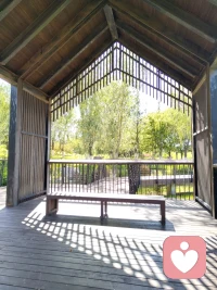 杯子效应
➡ 杯子效应
你听说过“杯子效应”吗？它是一种有趣的心理学现象，通过观察两个人杯子之间的距离，可以测试他们内心的距离和关系状态。例如，在约会或社交场合中，如果一方将杯子靠近另一方的杯子，而对方没有抗拒或移开杯子，这可能表示对方对你比较接纳，心理距离较近。
 
➡ 杯子效应的原理
杯子效应的原理基于心理学中关于人际关系的亲密度和安全距离的研究。杯子作为个人物品，其摆放距离可以象征内心的距离。当杯子靠近时，可能意味着双方关系亲密，心理防备降低；而杯子的迅速移开则可能表明对方保持戒心或不满。
 
➡ 杯子效应的影响
在恋爱中，杯子效应可以帮助你判断对方是否对你有好感。如果对方愿意和你靠得很近，说明心里对你是比较接纳的。在社交场合，通过观察杯子距离，可以判断他人对自己的态度，比如是否信任或接纳。在商务场合，观察对方是否愿意将杯子靠近，也可以作为判断对方是否接受当前关系或合作的一种参考。
 
➡ 如何运用杯子效应
（1）制造机会：选择适合放置杯具的场合，如咖啡馆或餐厅，自然地将自己的杯子放在桌子中央，观察对方如何放置杯子。
（2）观察反应：如果对方主动将杯子靠近你的方向，甚至与你的杯子形成“并排”或“交错”状态，这可能是一个积极信号。
（3）尊重边界：如果对方下意识地将杯子移开，说明对方可能对你有戒备心理，这时候应该尊重对方的边界。
 
➡ 用理性的心态看待杯子效应
杯子效应提醒我们，非语言行为可以透露很多信息。虽然杯子效应可以作为判断人际关系的一个参考，但它并非绝对准确。真正的感情建立在相互尊重和真诚沟通的基础上。记住，杯子效应只是一个小技巧，直接表达心意，或许才是缩短“心理距离”的最快方式。配图