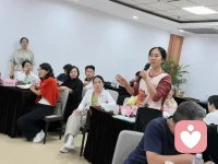 情绪的功能1.自我认知和情绪管理:了解自己的心理活
动和情绪反应，认识到它们是对客观现实的反映。当感到焦虑、失落或愤怒时，尝试分析这些情绪背后的客观原因，有助于更好地理解自己并找到适当的应对方式。
2.人际关系与沟通:在与他人交往时，意识
到对方的心理活动和情绪也是对客观现实的反映。因此，我们应该尊重对方的主观感受，避免误解和冲突。通过有效沟通，我们可以更好地理解对方的需求和情绪，从而建立更好的人际关系。
3.学习和成长:将心理学知识应用于学习和
成长过程中，可以提高认知能力和学习效果。例如，了解记忆和学习的原理，采用适合自己的学习方法和技巧，可以提高学习效率。配图