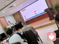 睡前拖延
不是你不困，是白天不归你。
 
【由来】
拖延这件事研究了几十年，问的一直是同一类问题：该写的论文、该交的报告、该去的健身房。
2014 年，荷兰乌得勒支大学的弗洛尔·克罗泽和三位同事提出：还有一件事，人人都在拖，却从来没有被当成拖延——睡觉。他们把它立成一个独立的研究领域，写进《心理学前沿》第 5 卷 611 篇。定义干净得几乎不留余地：在没有任何外部原因阻止你的情况下，没能在预定的时间上床。没人拦着你，是你不肯躺下。
那份问卷有 177 个人填，平均 37.9 岁。自我调节能力越低的人，睡前拖得越久；它和一般的拖延高度相关，但并不是同一件事（r=0.60）。更要紧的是，把人口学变量与自我调节都控制掉之后，它仍然单独预测一件事：你睡不够。样本里近三成的人工作日只睡 6 小时或更少，约 84% 每周至少有一次白天犯困或觉得没睡够。
中文网络后来给它起了个更狠的名字——报复性熬夜。学名叫睡前拖延。
 
【是什么】
它说的不是失眠。失眠是想睡睡不着；睡前拖延是你能睡，你不去睡。
中间多出来的那几个小时，不是困意的问题，那是你给自己补发的白天。白天领不到的，夜里补。