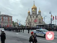 平庸之恶
我们习惯把最大的恶想象成一个魔鬼：眼里有火，心里有恨。可有人去看了，回来说不是。
 
【由来】
1961 年，艾希曼在耶路撒冷受审，汉娜·阿伦特以《纽约客》记者的身份去旁听。她等着看一个魔鬼，看到的却是个平常人：说话全是套话，关心的是自己的升迁。1963 年，她把这组报道写成书，副题是「一份关于恶之平庸的报告」。她给出的判断是 thoughtlessness——不思考。她写道：这种远离现实、这种不思考，能比人身上所有的恶的本能加起来造成更大的破坏，这就是在耶路撒冷能学到的一课。
 
【是什么】
平庸之恶不是说「恶很普通」。是说恶可以不需要动机，只需要一个不追问的人。
 
【表现】
· 你照着流程做完，没问这流程为了什么
· 你说这是规定，然后就不再往下想
· 你只管手上那一段，后面的与你无关
· 你把难受的事换成术语，就不难受了
· 大家都这么做，你就不必再判断了
· 事后你说，我也只是做我该做的
 
【怎么看】
这个说法从一开始就有争议。史学家贝蒂娜·施汤内特依据艾希曼流亡阿根廷时留下的萨森访谈录音指出，他其实是个自觉的意识形态信徒，法庭上那个小公务员是演出来的。这个争议没有废掉概念，反而逼出更狠的一问：一个真觉得自己在做对事的人，和一个从不追问的人，日子里哪一种更多。
 
【怎么办】
① 常备一句复位提问：我现在具体在做什么，这件事最后落到谁身上。答不出来，就先别往下做。
② 把术语换回人话。「处理」「优化」「清退」底下都是活人，换成人话，你才判断得动。
③ 留一句能问出口的话。哪怕只是「这一步能不能不这么做」，问出口的人，就还没有交出脑子。
 
这里说的是一个概念和它的学术争议，不影射现实中的任何人和事。
 
最大的恶，常常不需要恶意，只需要没人过问。