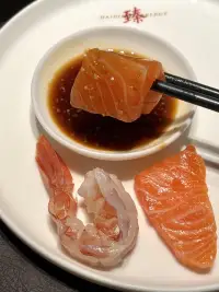把“你怎么總是…”換成“我們?cè)囋囘@樣…”，比如：“總是忘記倒垃圾”改為“以后你負(fù)責(zé)周二周五，我買貓咪貼紙?zhí)嵝涯恪薄９糇兂蓞f(xié)作，問(wèn)題就成了雙人游戲關(guān)卡。配圖