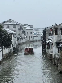 回避型依戀者面對情感問題常選擇逃避退縮。修復(fù)時，要先克服內(nèi)心的逃避傾向，可從一些小的情感互動入手，比如分享日常小事。在溝通中，循序漸進(jìn)地表達(dá)內(nèi)心深處的情感，像“我其實很在乎你，只是不知道怎么表達(dá)，之前的疏遠(yuǎn)不是我的本意”。逐步敞開心扉，讓伴侶理解自己的行為模式，進(jìn)而共同修復(fù)情感關(guān)系。配圖