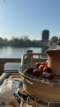 微信秒回不是愛情KPI，忙時留言晚點(diǎn)聊比敷衍回復(fù)珍貴十倍。成年人談戀愛，要空間也要惦記。配圖
