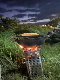 總在深夜懷念前任？可能你只是餓了。去煮碗面加個蛋，胃暖了會發現回憶濾鏡會褪色。配圖