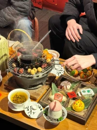 總拿物質衡量愛情，會錯過真心。但完全不要物質的感情，就像沒放鹽的菜。