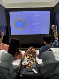 每個人心中都可能有一個自己的秘密基地，比如小時候經常去的公園角落、一個安靜的圖書館角落。把你的秘密基地分享給對方，和他一起在這個特別的地方度過一段美好的時光，讓這個地方也成為你們愛情的見證。