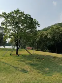人生每个阶段都会有他的难题在，读书时期学习压力，朋辈关系处理；出来工作后，工作压力，两性关系；结婚后，育儿压力，家庭关系；退休后，身体疾病，面临生死孤独等。可谓关关难过关关过，时间会推着我们前进！配图