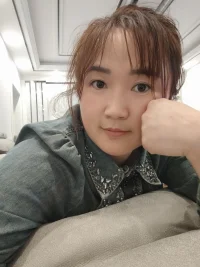 都说女人像本书，封面要漂亮，内容要精彩，不管在哪个年纪，都愿活成最好的模样，最美的鲜花，既温柔了岁月，又惊艳了时光。在跨入蛇年，迎来三、八“妇女节之际，衷心祝愿姐妹们，节日快乐，青春常驻，美丽潇洒，幸福安康！配图