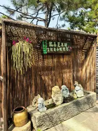 这个世界上最好的放生，就是放过自己，不要和往事过不去，因为它已经过去，不要和现实过不去，因为你还要过下去。配图