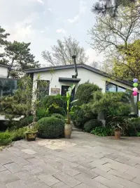 时间扑面而来，我们终会释怀。健康地活着，平静地过着，开心地笑着，适当地忙着。如此，就很好！生活是晨起暮落，日子是柴米油盐。不要给他人添堵，也不要自寻烦恼。风来听风，雨来观雨，人生百态，努力把生活过成自己想要的模样！配图