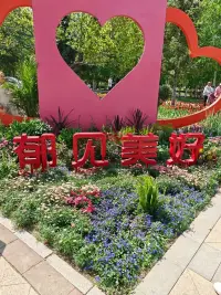 “最好的关系，不是有人懂你说出的话，
而是有人懂你，心里说不出的话。”配图