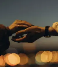 同频的人，像是37度的礼物
懂你的人，不用言语，
不懂你的人，百口莫辩。