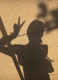 太容易心碎，就不要去别人的世界里排队。配图