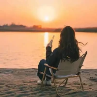 每个人都是一位孤独的旅者，穿梭在时光的长廊里，时而沐浴阳光，时而拥抱风雨。生活，这本无字天书，用它的酸甜苦辣，绘就了我们独一无二的人生画卷。