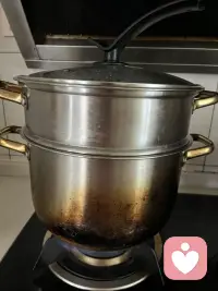 换个锅盖又何妨？
昨天我家的锅盖坏了，我捣鼓半天，始终想把它修好，因为它陪了我好长的时间，特别舍不得。

但，终究还是坏了，修不好了，没有办法，只好重新去买了一个。没想到比之前那个更好用。配图
