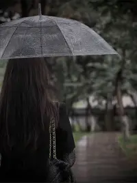 心要像傘一樣 撐得起 收得住 望可望之事 待可待之人.配圖