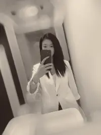 把不滿的心情和脾氣  調成靜音模式  然后不動聲色的打理自己  強大自己是解決一切問題的根源.配圖