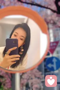 身处泥泞遥，看满山花开配图