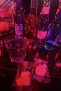 绿茶喝酒：哥哥，我实在喝不下去了～

你喝酒：起来，我尿尿！配图