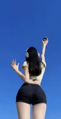 顶级的三观

真正的成熟是克制，喜欢海也别跳海。
如果没有天赋，那就一直重复。
除了生病以外，你所有的痛苦都是情绪价值观带来的。
最后你会发现，春风十里不如悦己。
心有山水不造作，静而不争远是非。配图