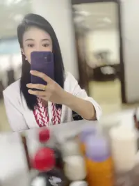 我这样胆小慢热的人，需要别人千百次的主动和回应 才愿意相信那才是真的，其实人生的容错率是很高的，很多事情并没有想象中那么重要，你经历那么多觉得会完蛋的事情，现在不也活的好好的吗，也没必要做世俗认为有意义的事，如果你想发呆 想看日落 想数星星那么这就是对你有意义的事，尽管你没有成为别人眼中的成功人士，但这也不会影响你吃吃喝喝，生命的本质是一场旅行，很多事情根本没有意义。
告别焦虑的最好办法：忙碌和早睡配图