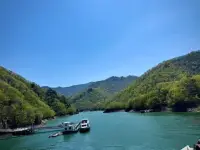 大部分人忽略了一個真相，那就是很多事情它不需要有意義，吃喝玩樂并不等于虛度光陰，吃苦耐勞也不等于意義非凡。當你焦慮、精神內耗的時候，請一定要記得，人生是各種各樣體驗的疊加。只要你想，你就可以去做那些看似毫無意義的事情，比如說發呆、看日出、數星星、坐在海邊一下午…你的體驗就是意義。人生不一定要去做大家世俗認為有意義的事情才對，也不是非得按照社會主流價值觀去生活，如20多歲要娶妻生子、30而立有車有房，這些都是別人給的意義，是否執行就看我們自己。誰都是第一次來人世間，意義是我們自己賦予的，人生是曠野不是軌道，只要你當下是享受的，那你的人生就是有意義的。配圖