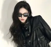 写女人

诸君，有人想将玫瑰修剪成温室的标本，但我今天想祝我的女人是悬崖上生长的花树，枝丫舒展如瀑，根脉刺破岩层，在暗夜里抽条，暴风里起舞，用年轮将世俗的规矩一一放逐，你不必是温润的玉，也不一定是狂奔的羚羊，所以，我想你不被定义，可披荆斩棘拓荒，也可驻足细嗅丁香，在多重的身份里始终保有灵魂的重量，你可以是职场棋盘的将帅，也可以是摇椅里讲故事的神明，既能用高跟鞋丈量云端，也能赤脚趟过暴雨。身为女性，本就是一场壮丽的冒险，无需借谁的光，你自有银河悬天。来，举个杯，愿以杯中清泉，换你眉上冰雪消融！配图