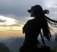 写遇见
董卿：曾说“从某种意义上来看，人世间的一切都是遇见，就像冷遇见了暖就有了雨，春遇见了冬就有了岁月，天遇见了地就有了永恒，人遇见了人就有了生命，总有一些人的出现会惊艳了时光，温柔了岁月.”世界上最美最难忘的遇见，莫过于茫茫人海中，心与心的灿然相逢，遇见爱情，那是初见乍惊欢久处亦怦然的心动，遇见知己则是“与君初相识”犹如故人归的欢畅，遇见眼前一亮的人，又是斯人若彩虹遇见方知有的美好，频率相同，才能相融，灵魂相似才能相知.只有心灵相通的人，才能读懂世间的潮起潮落.只有灵魂相近的人才能彼此看到内心深藏的美丽.心若相知，无言也默契，心若相眷无语也怜惜，请相信在这山高水长的人世间，终有人会为你翻山越岭而来，赠你欢喜，伴你同行，待到那时，且与君把酒言欢，细说这似水流年.配图