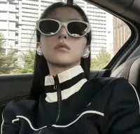 人为什么会心寒呢？

无非是善良被利用，真情被欺骗，信任总被辜负，真心总被玩弄.别人犯了错，自己得饶人处且饶人，自己犯了错别人却得理不饶人.别人困难时自己掏心掏肺，自己困难时别人却推三阻四！别人求我三春雨，我去求人六月霜.才知人情似纸张张薄，世事如棋局局新.

所以，记着，无论任何关系得不到热情得回应那就适可而止，不要亏待每一份热情，也不要讨好任何人的冷漠.时间如镜，经历多了就知道哪些人可以留在生命里，哪些人应该渐行渐远.

事不出不知谁近谁远，人不品不知谁浓谁淡.

最后㊗️大家百步之内必有芳华，自由的灵魂总不受困于荆棘之中.配图