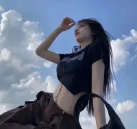主动选择孤独的人
其实并不孤独
真正孤独的人是那些想要挤进来人群里的人
我不在任何人的计划里
我从来不怕大雨
也有独自前行的勇气
祝我睡得好明天也无畏