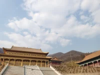 內(nèi)向并不是一種缺陷，而是一種獨(dú)特的個(gè)性特征，如同夜空中的星星，雖然不那么耀眼，但他們的光芒卻是獨(dú)一無(wú)二的！配圖