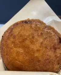 如何爱自己？
停止对自己过度苛责和习惯性批判，
允许自己犯错误，接纳自己的负面情绪，
学会跟自己相处。
爱自己，从察觉和关照自我开始。配图