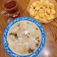 对他人太好，不会有好下场。
这句话不是一句玩笑话，心理学上呢有个概念叫受助者恶意。你过度的去帮助别人，对方在感激里的同时潜意识里就会激发出一种恶意。以后就会对你的态度冷淡，甚至会攻击你，
为什么会这样呢?
因为每个人都天生的追求平等和优越感。 当一个人欠下你太多的恩情时，难以满足 他们的内心的平等感，进而产仇恨心情。这就好像生米恩斗米仇，反而会引发矛盾和攻击，所以我们帮助他人需要把握度，寻求平衡，当我们给予帮助时，同样要允许他们帮助我们，通过相互之间的帮助可以重新平衡彼此之间的心理位置。配图