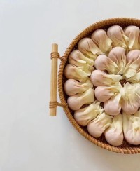 路会一盏一盏的亮起来，
路会一点一点走平坦，
手中的花也会一朵接一朵的绽放。
不要急，人生的好运正在慢慢的来，
你只管好好爱自己。配图