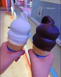 什么叫偏爱？
就是他同时收到两条消息，会毫不犹豫先回你的;
他对所有人都板着脸的时候还能对你笑;
不管他做什么决定都会先考虑到你，
这种感觉就是偏爱。
安全感并不是来源于爱，而是偏爱。
人只有确定自己是那个例外才能安心。
如果不是只喜欢也不是最喜欢，那喜不喜欢都没差…...配图