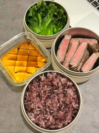 讨好人格的主要成因：
每一种人格类型的形成都源于个人的成长经历和长期养成的认知。
 讨好型人格的形成往往与童年时期的家庭环境和父母对待孩子的态度相关，一般讨好型的孩子都是生活在紧张的家庭氛围中 ，父母对孩子过于严苛 ，否定、打压、指责、批评过多，而缺少正向的表扬、肯定和支持，那孩子在成长过程中就会非常自卑，缺少自信，看不到自己的能力和价值，依赖他人的评判和肯定来获取自我认同 。配图