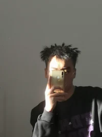 我是暗夜里永不坠落的星辰
在浓稠的墨色中把荒芜燃烧成银河.配图