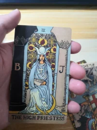 今天在看The Tarot revealed時發現一段話，和東方智慧居然重合了。“你的房子本身就帶著曾經發生于其中事件的能量，以前所有住過的人的能量也會留下來，這個能量會隨著時間而消退，還可借由讓房子通風以及徹底的清掃墻壁，窗戶和地板把它清除掉，用阿摩尼亞溶劑則效果更好.”配圖