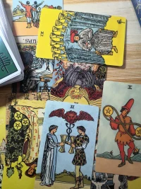 说Tarot是潜意识的投射，是心理学，其实只是为了让信奉绝对唯物主义的大众好理解而已，其实质是一种同步性宇宙法则，天上如是，人间亦然。刚刚在做直觉训练的过程中抽出来一张恋人牌，然后我让塔罗对这张牌做一个解释，抽出来一张新币二，我其实知道她想表达什么，我知道她其实是想表达一张圣杯2号牌去描述这张恋人大牌，所以我再抽了一次，再让她解释一遍，圣杯二就出来了.