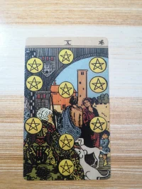 星币十所代表的就是典型的非正常恋爱关系，一切都围绕着物质展开，这张牌的建议给人的启发则是，两人之间若抽掉了物质成分，还剩下什么是能够维系两人的呢.