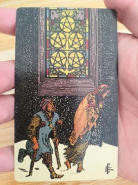 Tarot中的星币五，这张牌可能意味着爱侣，尤其是两个人在艰难处境中相依为命的患难之情，结果可能是这份艰困已经变成他们相守在一起的主要因素，以至于当物质的困境解除后，两人的结合反而会受到挑战。生活中不乏这样的例子，早年困苦的人，中年发家之后便和糟糠之妻分道扬镳，这就是典型的可以共患难，不能同享乐.